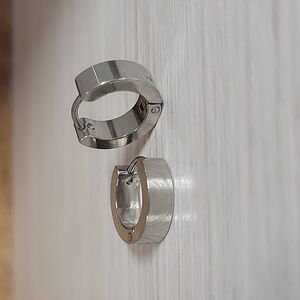 🔥LAST PAIR🔥 SILVER HINGED HUGGIES